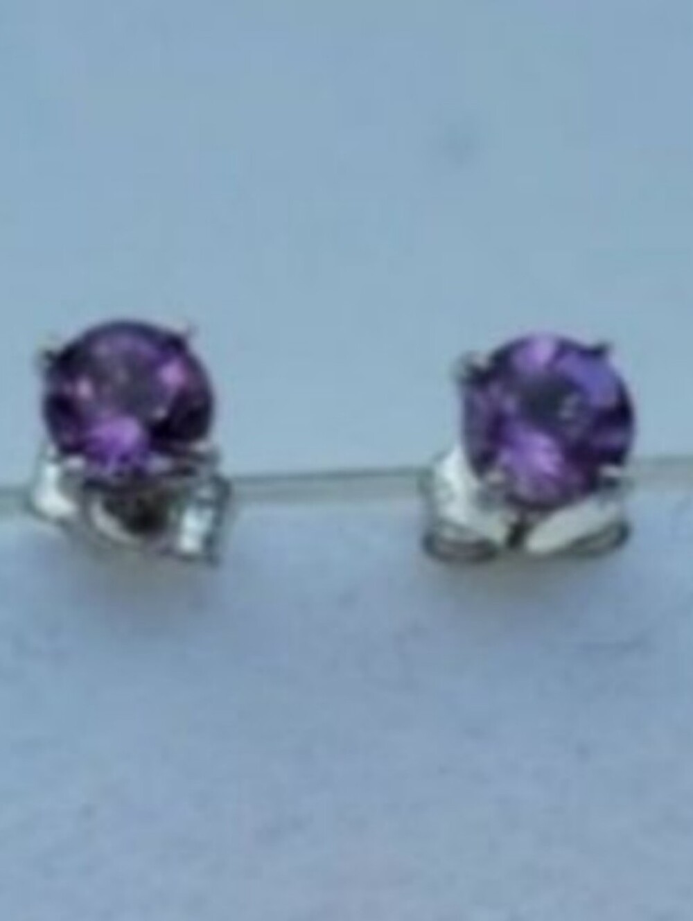 Amethyst studs earrings in 14k white gold
